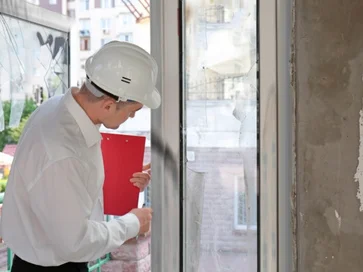 Uitvoering van bouwkundige keuring bij een deur